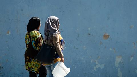 Zwei Frauen mit Kopftüchern gehen durch die Innenstadt von Sousse, Tunesien