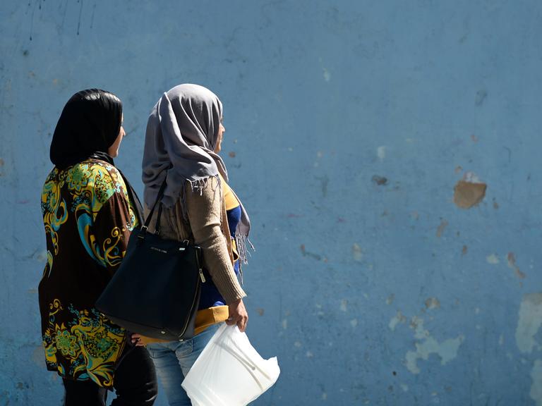 Zwei Frauen mit Kopftüchern gehen durch die Innenstadt von Sousse, Tunesien