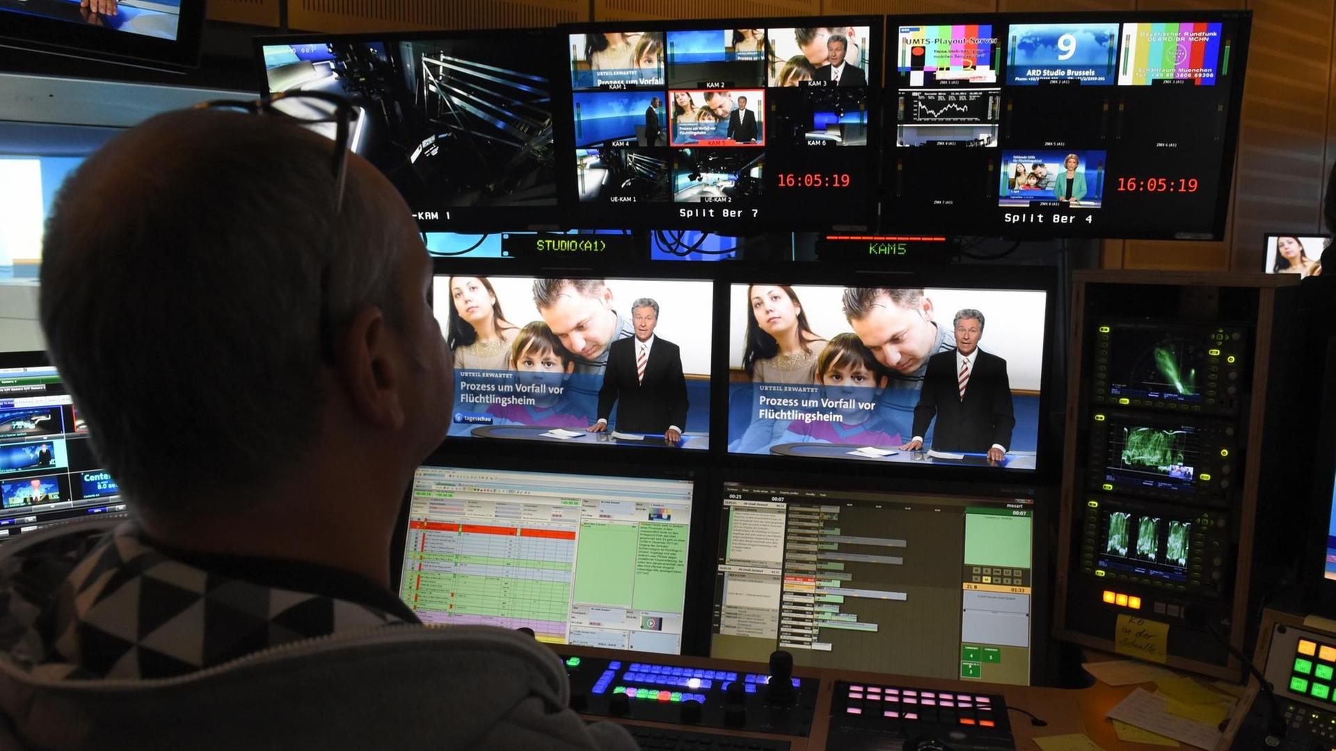 Blick hinter die Kulissen bei der Tagesschau. Blick hinter die Kulissen bei der Tagesschau.