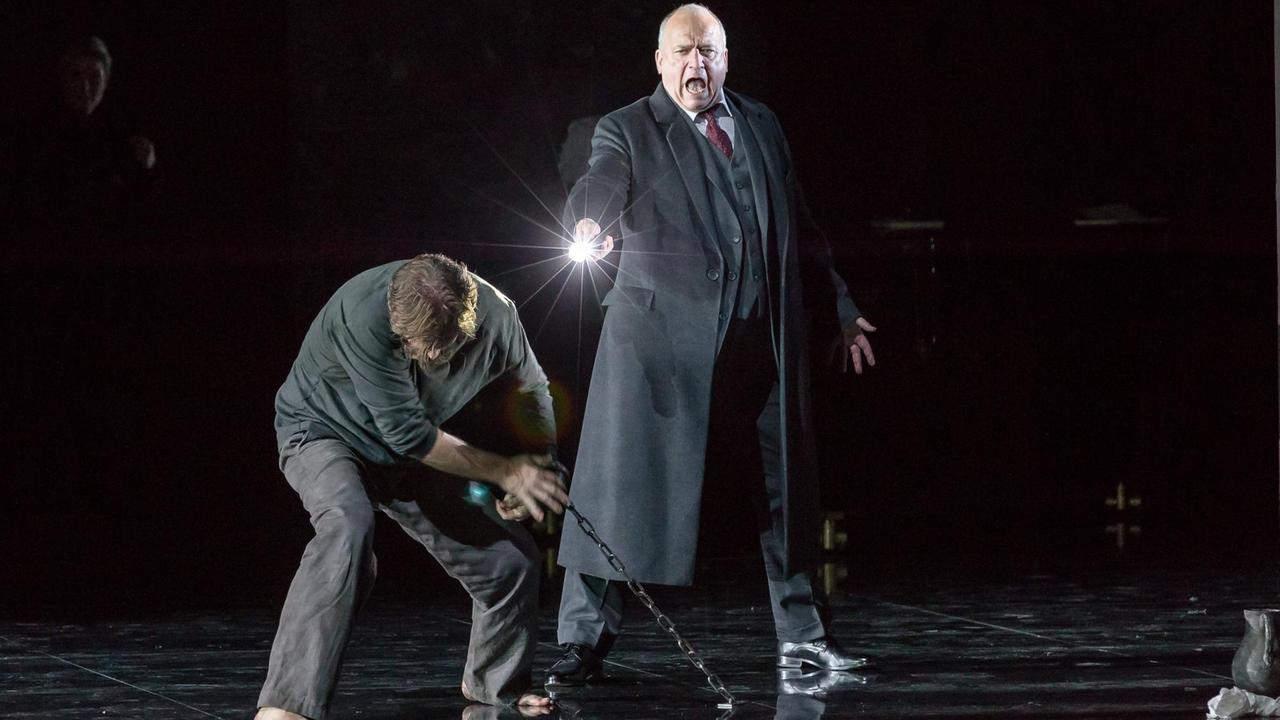 Macht und Machtmissbrauch: Andreas Schager als Florestan (li.) und Falk Struckmann als Don Pizarro, 2016 in Harry Kupfers „Fidelio“-Inszenierung der Berliner Staatsoper Macht und Machtmissbrauch: Andreas Schager als Florestan (li.) und Falk Struckmann als Don Pizarro, 2016 in Harry Kupfers „Fidelio“-Inszenierung der Berliner Staatsoper