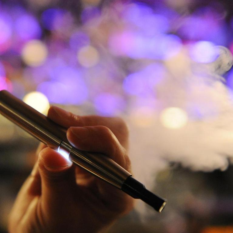 Eine Frau raucht in Hamburg eine elektrische Zigarette. Die elektronische Zigarette wird als "gesunde Alternative" zum Rauchen gehandelt, da sie keinen Tabak verbrennt. Kritiker warnen aber davor, die Auswirkungen des E-Glimmstängels zu unterschätzen.