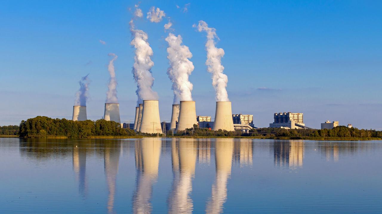 Das Vattenfall-Kraftwerk verfuegt ueber sechs 500 MW-Bloecke und hat eine Gesamtleistung von 3000 Megawatt. Im Kraftwerk Jaenschwalde, dem groessten Braunkohlekaftwerk Deutschlands, wird Kohle aus den Lausitzer Braunkohletagebauen verstromt. Das Vattenfall-Kraftwerk verfuegt ueber sechs 500 MW-Bloecke und hat eine Gesamtleistung von 3000 Megawatt. Im Kraftwerk Jaenschwalde, dem groessten Braunkohlekaftwerk Deutschlands, wird Kohle aus den Lausitzer Braunkohletagebauen verstromt.