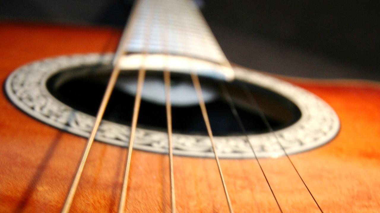 Eine Gitarre des Herstellers Ovation. Eine Gitarre des Herstellers Ovation.