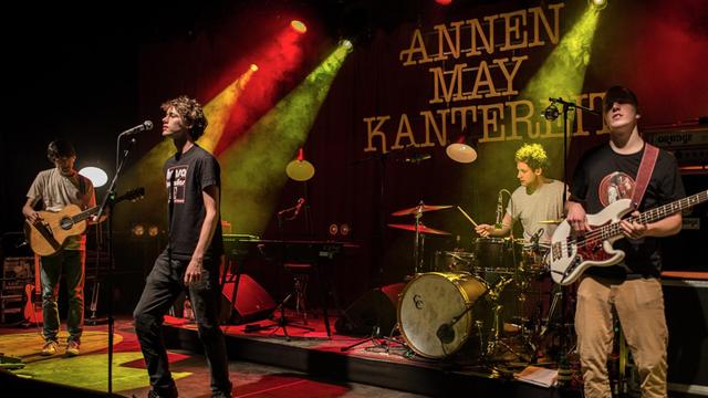 Die Musiker Christopher Annen (l-r), Henning May, Severin Kantereit und Malte Huck geben am 21.03.2016 in Berlin mit seiner Band AnnenMayKantereit ein Konzert.