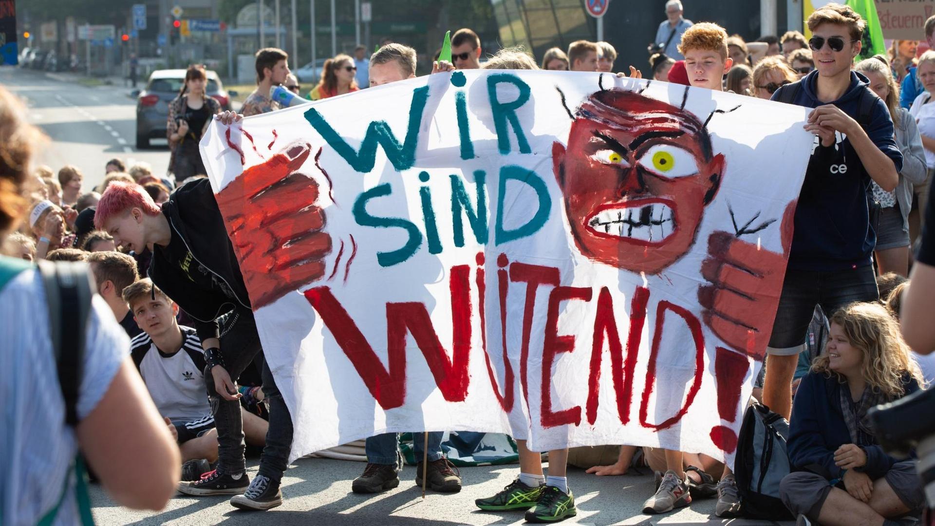 Ein Banner mit dem Schriftzug "Wir sind wütend", auf der Fridays for Future Demonstration in Dortmund.