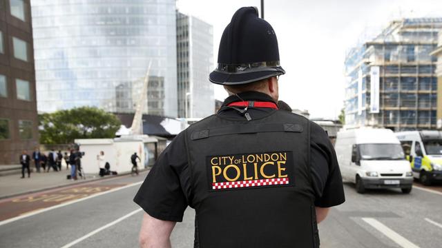 Ein Polizeibeamter patrouilliert auf einer Straße nahe der London Bridge