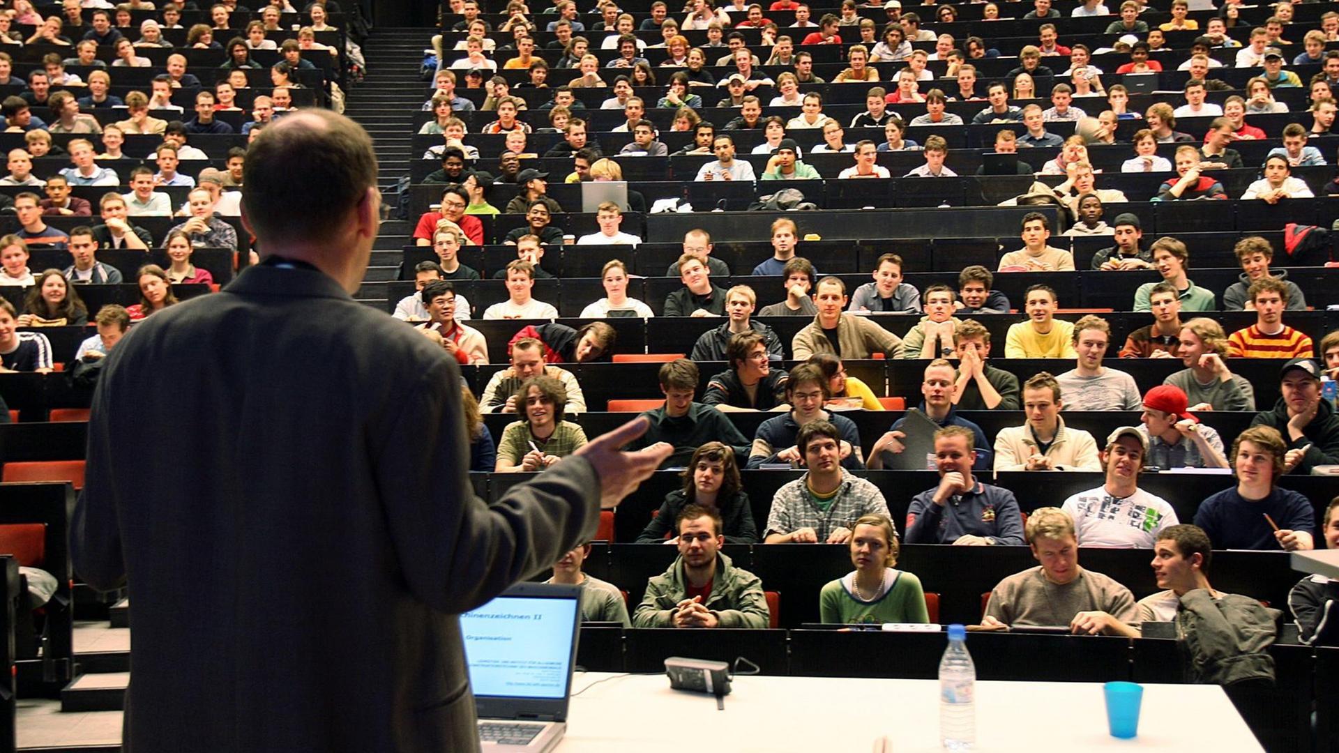 Studenten an der Rheinisch-Westfälischen Technischen Hochschule (RWTH) Aachen verfolgen am Mittwoch (12.04.2006) eine Vorlesung im Fach Maschinenbau. Die Deutsche Forschungsgemeinschaft und der Wissenschaftsrat haben im Rahmen der Exzellenzinitiative die RWTH Aachen auf ihre Liste der Elite-Unive. Studenten an der Rheinisch-Westfälischen Technischen Hochschule (RWTH) Aachen verfolgen am Mittwoch (12.04.2006) eine Vorlesung im Fach Maschinenbau. Die Deutsche Forschungsgemeinschaft und der Wissenschaftsrat haben im Rahmen der Exzellenzinitiative die RWTH Aachen auf ihre Liste der Elite-Unive.