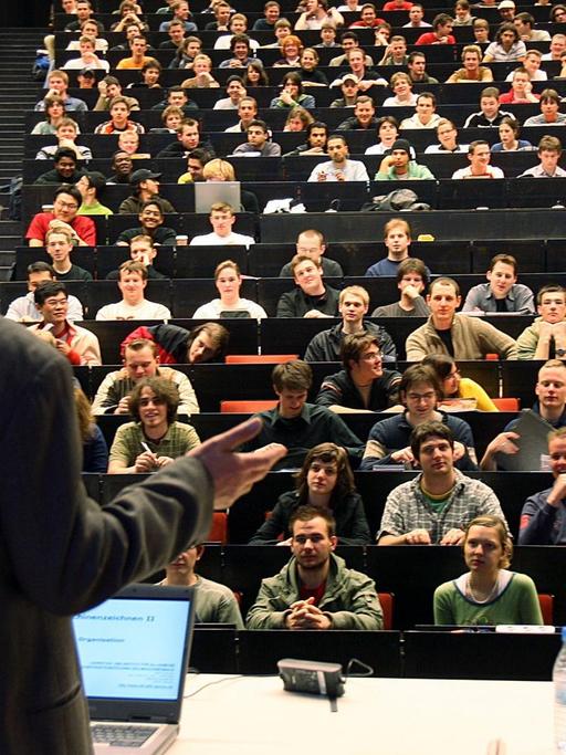 Studenten an der Rheinisch-Westfälischen Technischen Hochschule (RWTH) Aachen verfolgen am Mittwoch (12.04.2006) eine Vorlesung im Fach Maschinenbau. Die Deutsche Forschungsgemeinschaft und der Wissenschaftsrat haben im Rahmen der Exzellenzinitiative die RWTH Aachen auf ihre Liste der Elite-Unive.