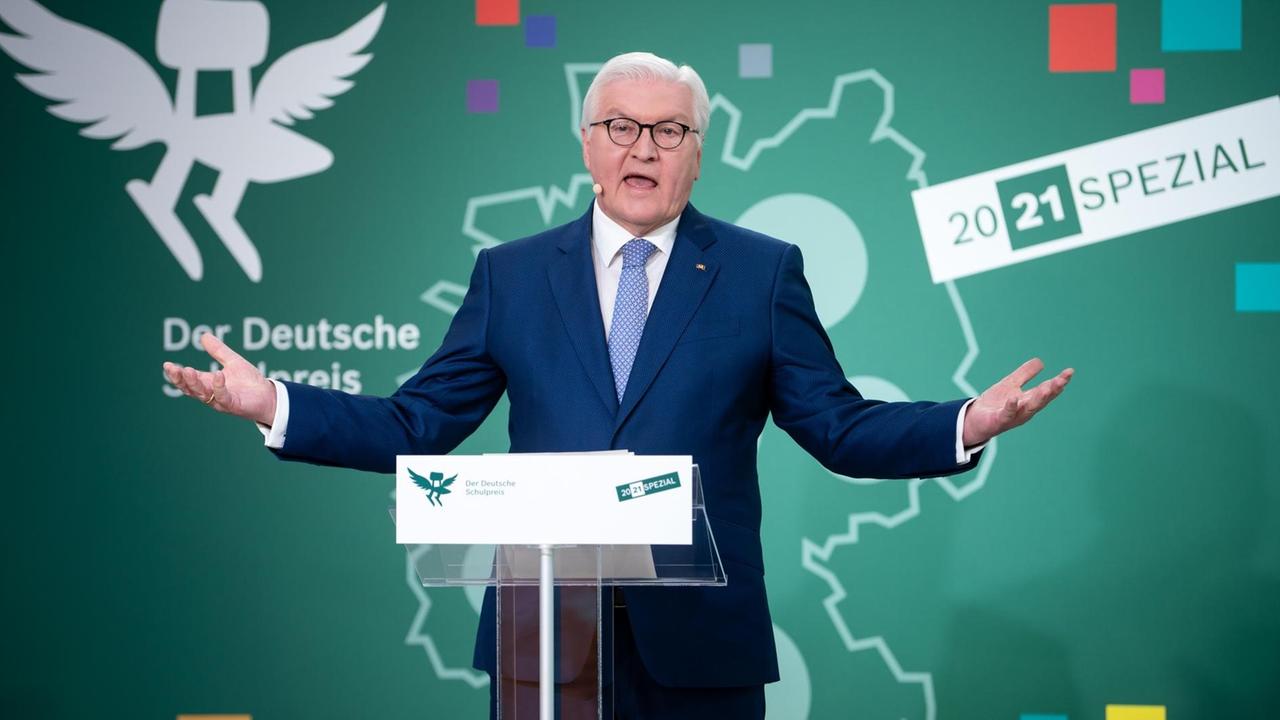 Bundespräsident und Schirmherr Frank-Walter Steinmeier spricht bei der Verleihung des Deutschen Schulpreises 20|21 Spezial, die zum größten Teil digital stattfindet. Bundespräsident und Schirmherr Frank-Walter Steinmeier spricht bei der Verleihung des Deutschen Schulpreises 20|21 Spezial, die zum größten Teil digital stattfindet.