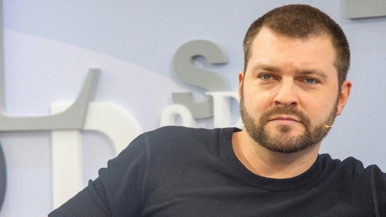Der Blogger und Autor Christian Brandes alias Schlecky Silberstein sitzt auf einem Sofa bei der Leipziger Buchmesse im Jahr 2018. Der Blogger und Autor Christian Brandes alias Schlecky Silberstein sitzt auf einem Sofa bei der Leipziger Buchmesse im Jahr 2018.