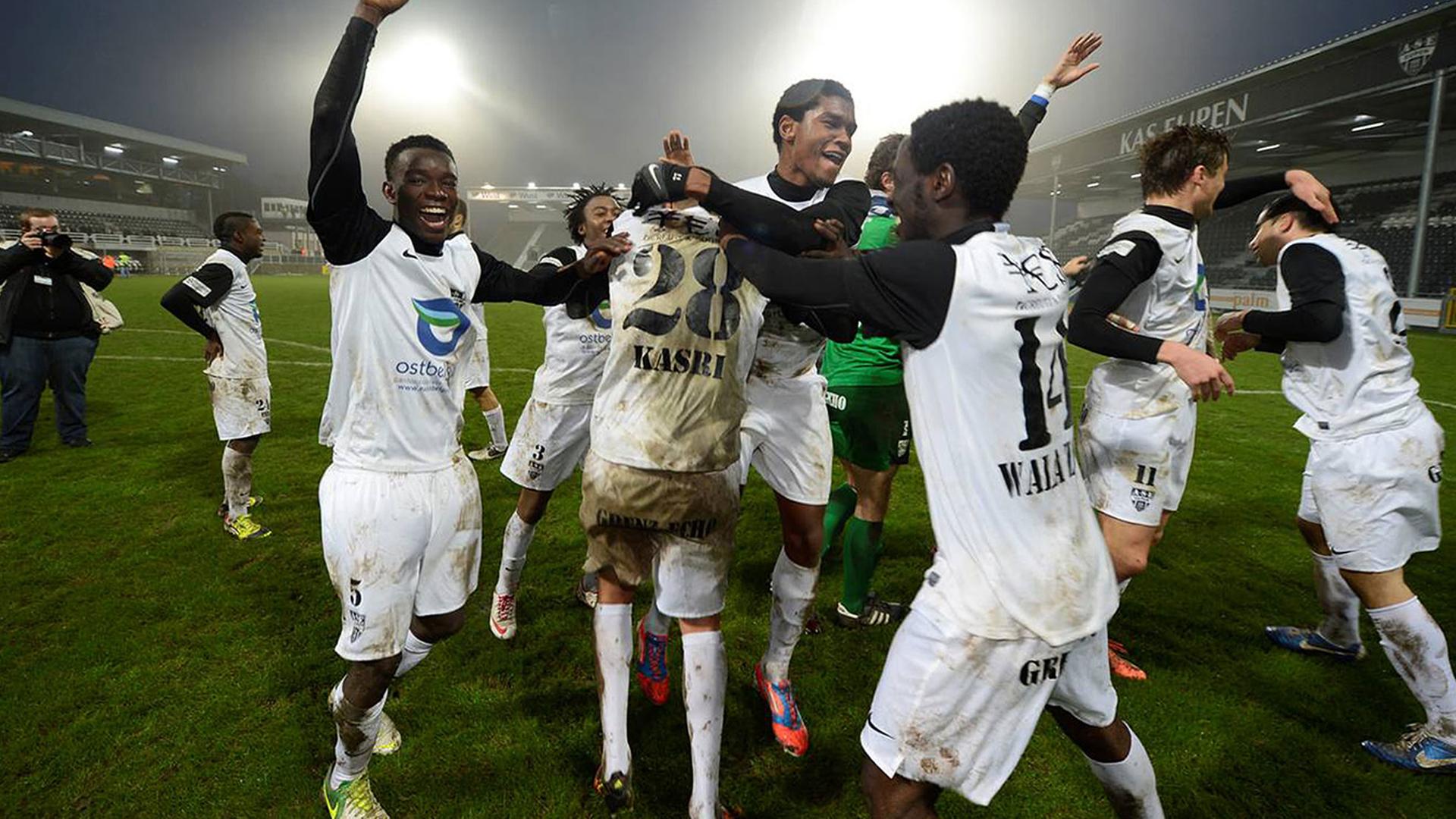 Spieler des von Katar übernommenen belgischen Zweitligaklubs KAS Eupen bejubeln ihren Sieg am 6.1.2013 gegen Lommel United