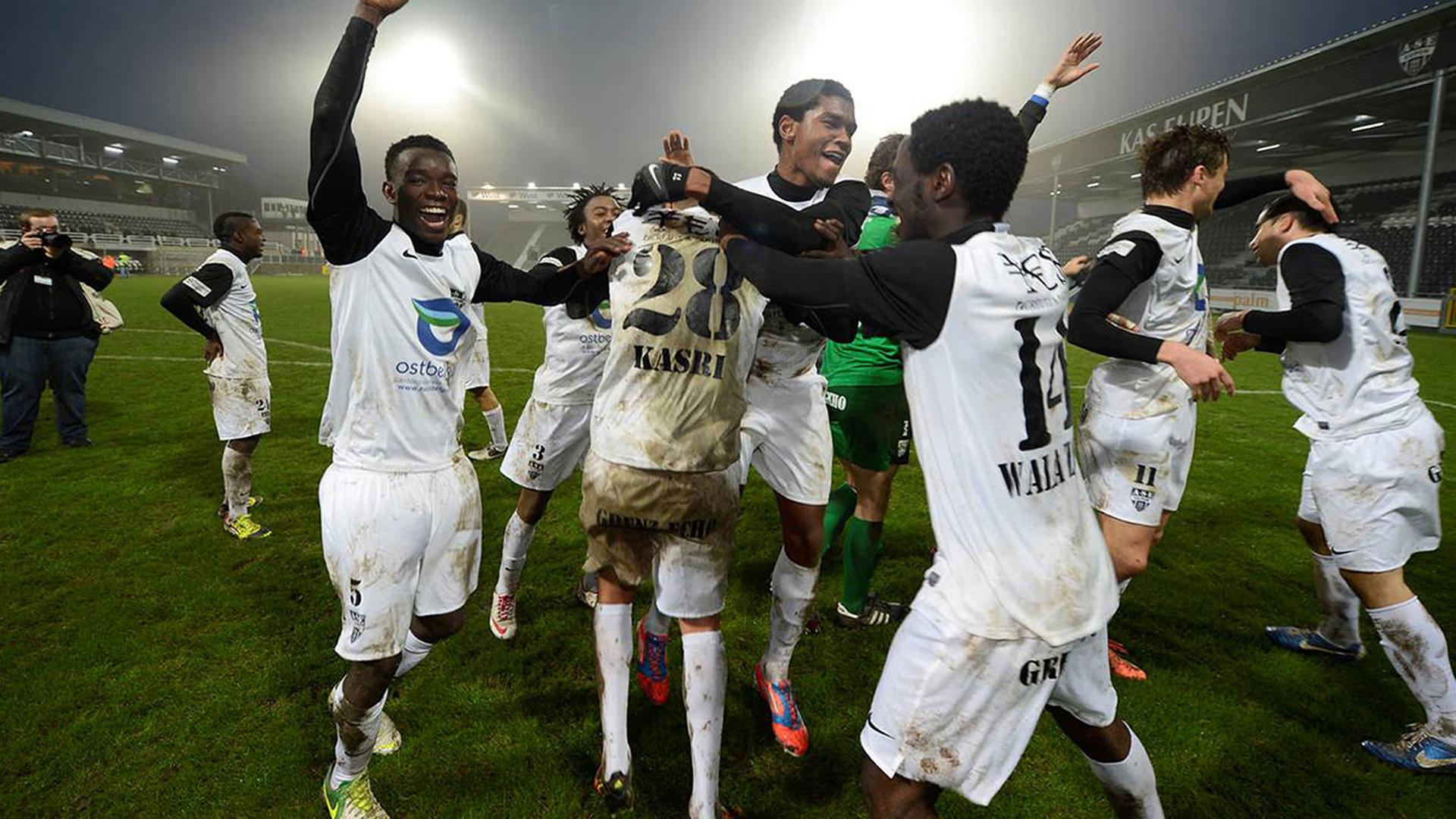 Spieler des von Katar übernommenen belgischen Zweitligaklubs KAS Eupen bejubeln ihren Sieg am 6.1.2013 gegen Lommel United Spieler des von Katar übernommenen belgischen Zweitligaklubs KAS Eupen bejubeln ihren Sieg am 6.1.2013 gegen Lommel United