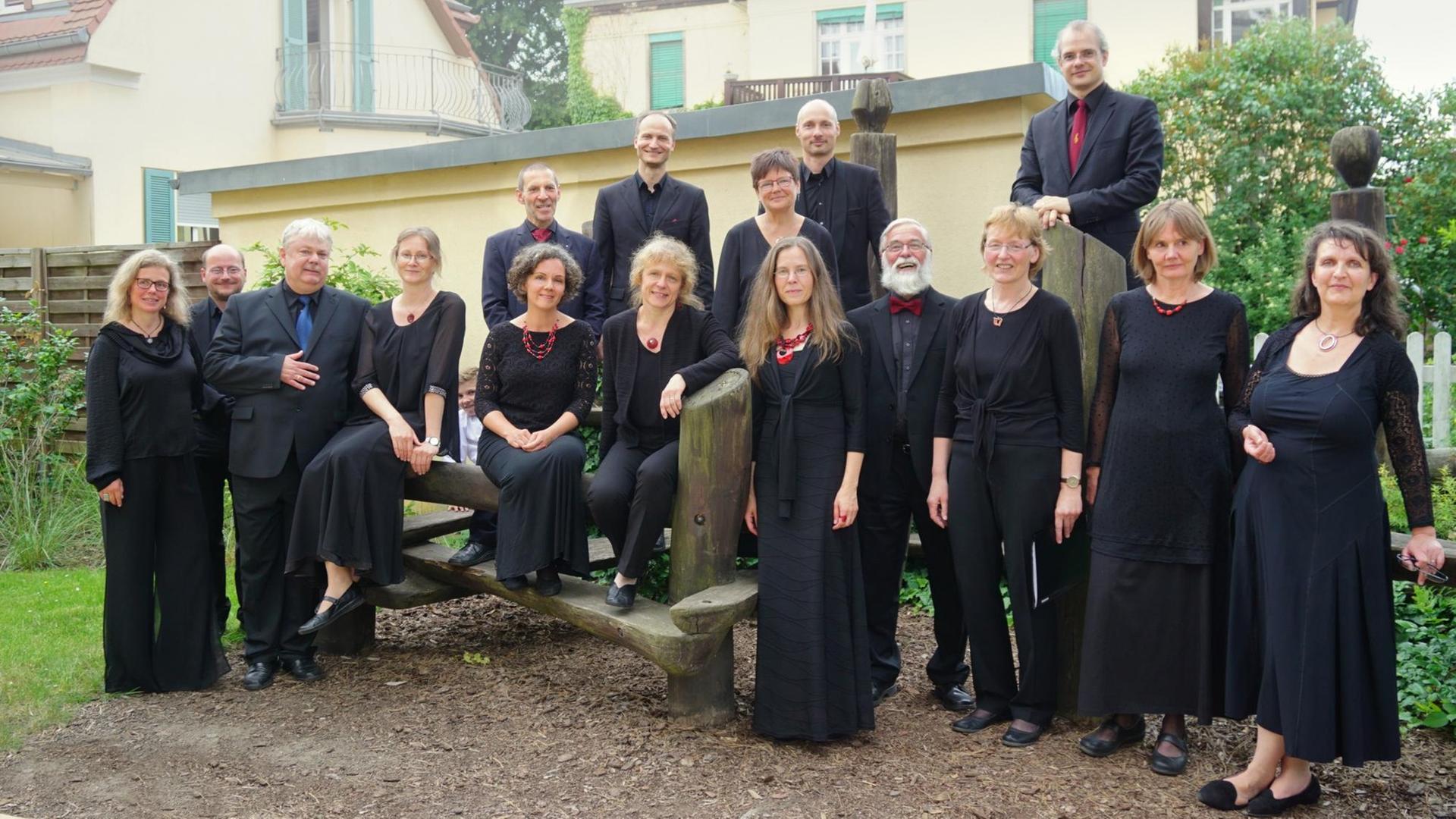 Ein Gruppenbild des Chores in schwarzer, festlicher Kleidung. Ein Gruppenbild des Chores in schwarzer, festlicher Kleidung.
