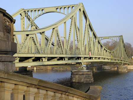 Die Glienicker Brücke zwischen Berlin und Potsdam (Aufnahme vom 16.02.2011). Die Glienicker Brücke zwischen Berlin und Potsdam (Aufnahme vom 16.02.2011).