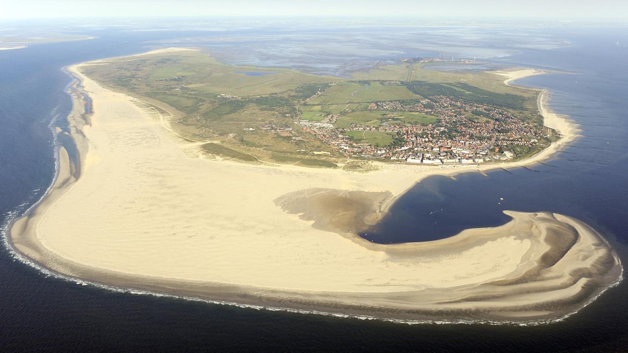 Die Luftaufnahme zeigt Borkum, die größte der ostfriesischen Inseln im Nationalpark Niedersächsisches Wattenmeer Die Luftaufnahme zeigt Borkum, die größte der ostfriesischen Inseln im Nationalpark Niedersächsisches Wattenmeer
