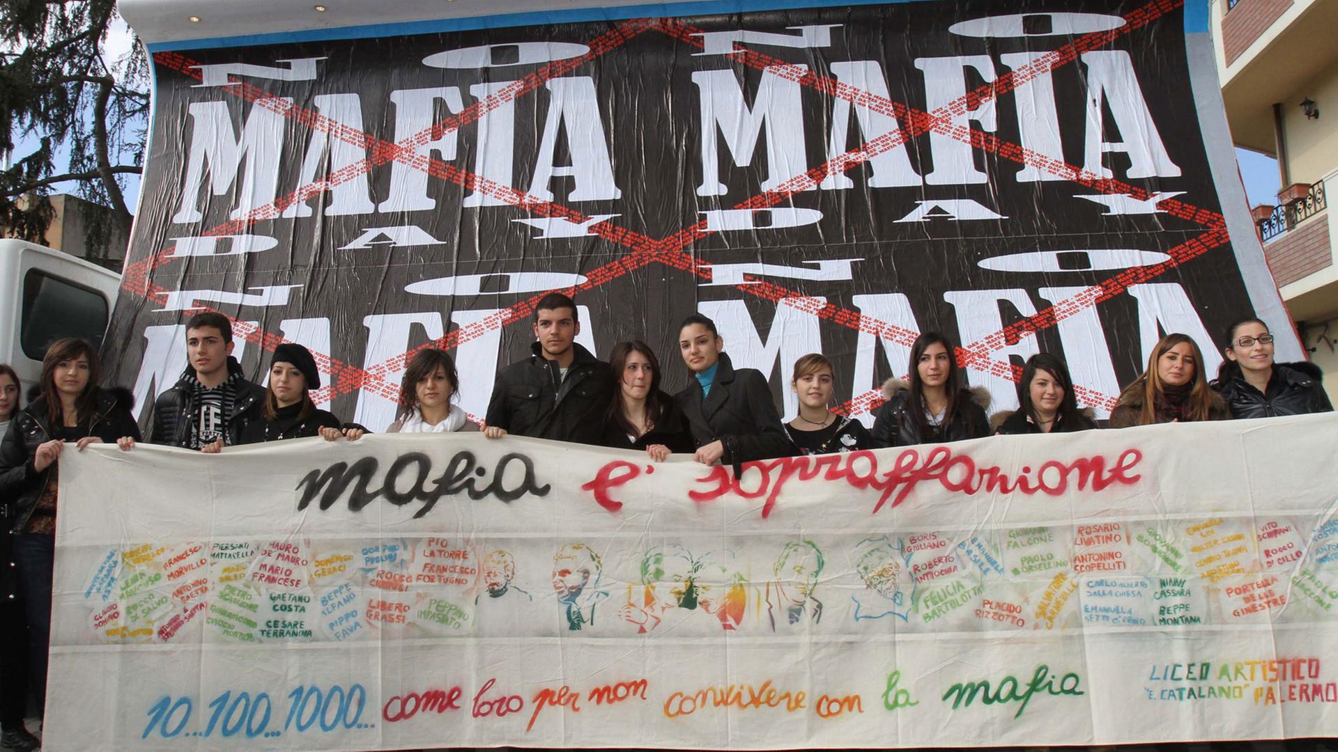 Junge Menschen in Kalabrien demonstrieren gegen die Mafia unter dem Motto: "No Mafia Day" Junge Menschen in Kalabrien demonstrieren gegen die Mafia unter dem Motto: "No Mafia Day"
