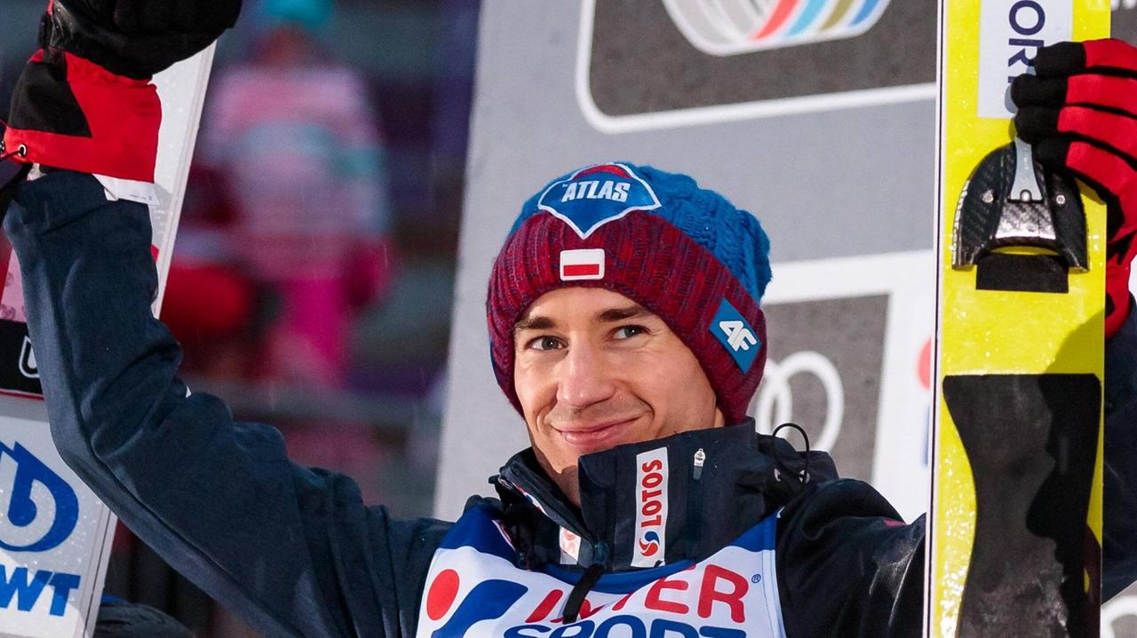 Der polnische Skispringer Kamil Stoch, nachdem er in Innsbruck die dritte Etappe der Vierschanzentournee 2017/18 gewonnen hat.