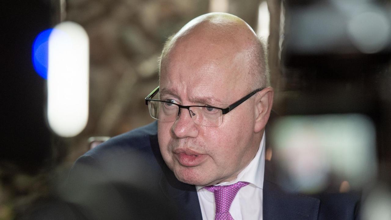 15.05.2018, Russland, Moskau: Peter Altmaier (CDU), Bundesminister für Wirtschaft und Energie, gibt nach seinem Treffen mit dem russischen Ministerpräsidenten Medwedew ein Statement. Der Bundesminister reist für Gespräche nach Kiew (Ukraine) und nach Moskau (Russland). Foto: Christophe Gateau/dpa | Verwendung weltweit 15.05.2018, Russland, Moskau: Peter Altmaier (CDU), Bundesminister für Wirtschaft und Energie, gibt nach seinem Treffen mit dem russischen Ministerpräsidenten Medwedew ein Statement. Der Bundesminister reist für Gespräche nach Kiew (Ukraine) und nach Moskau (Russland). Foto: Christophe Gateau/dpa | Verwendung weltweit