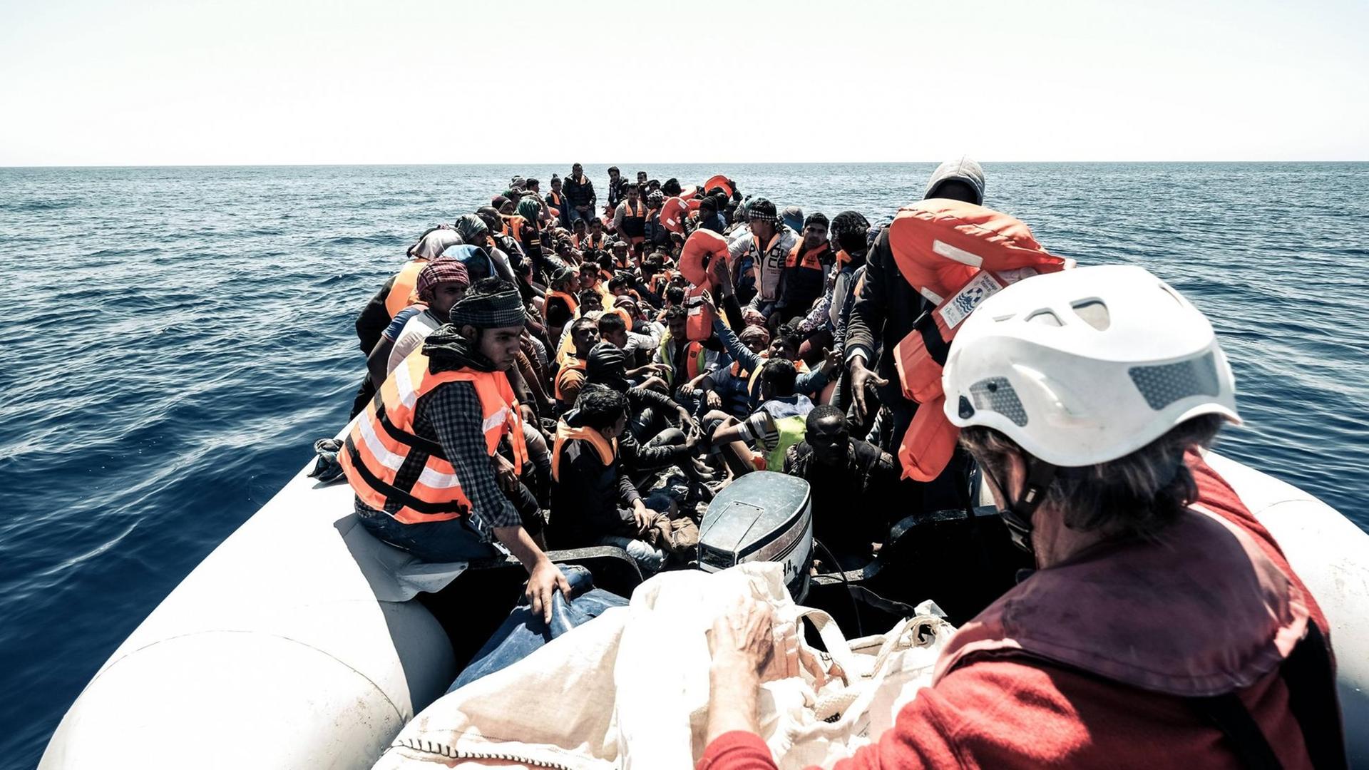 Rettungsaktion von der Hilfsorganisation Sea-Watch, Location: 22 Meilen von Sabrata Donnerstag 06.04.2017, Mittelmeer Rescue operation from the Relief Organization Sea Watch Location 22 Miles from Sabrata Thursday 06 04 2017 Mediterranean Rettungsaktion von der Hilfsorganisation Sea-Watch, Location: 22 Meilen von Sabrata Donnerstag 06.04.2017, Mittelmeer Rescue operation from the Relief Organization Sea Watch Location 22 Miles from Sabrata Thursday 06 04 2017 Mediterranean