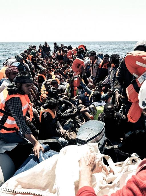 Rettungsaktion von der Hilfsorganisation Sea-Watch, Location: 22 Meilen von Sabrata Donnerstag 06.04.2017, Mittelmeer Rescue operation from the Relief Organization Sea Watch Location 22 Miles from Sabrata Thursday 06 04 2017 Mediterranean