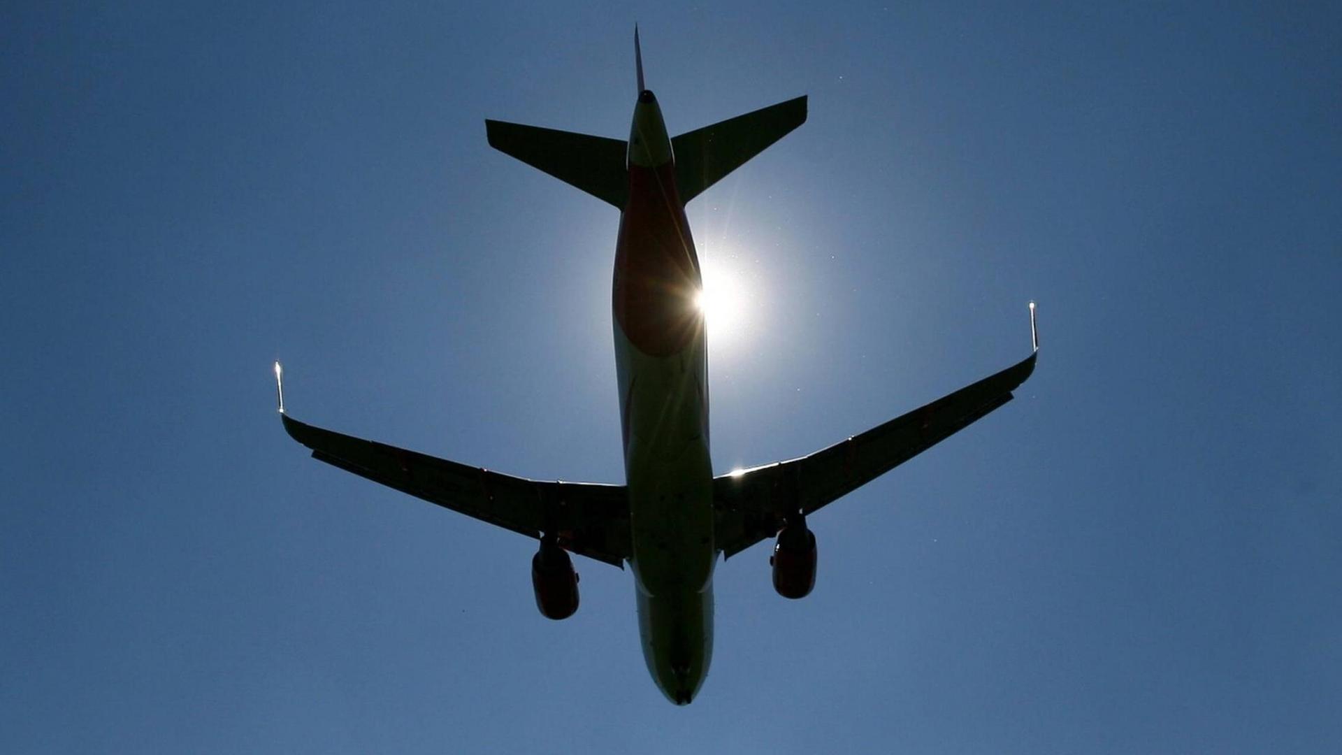 Mit dem Urlaubsflieger der Sonne entgegen Mit dem Urlaubsflieger der Sonne entgegen
