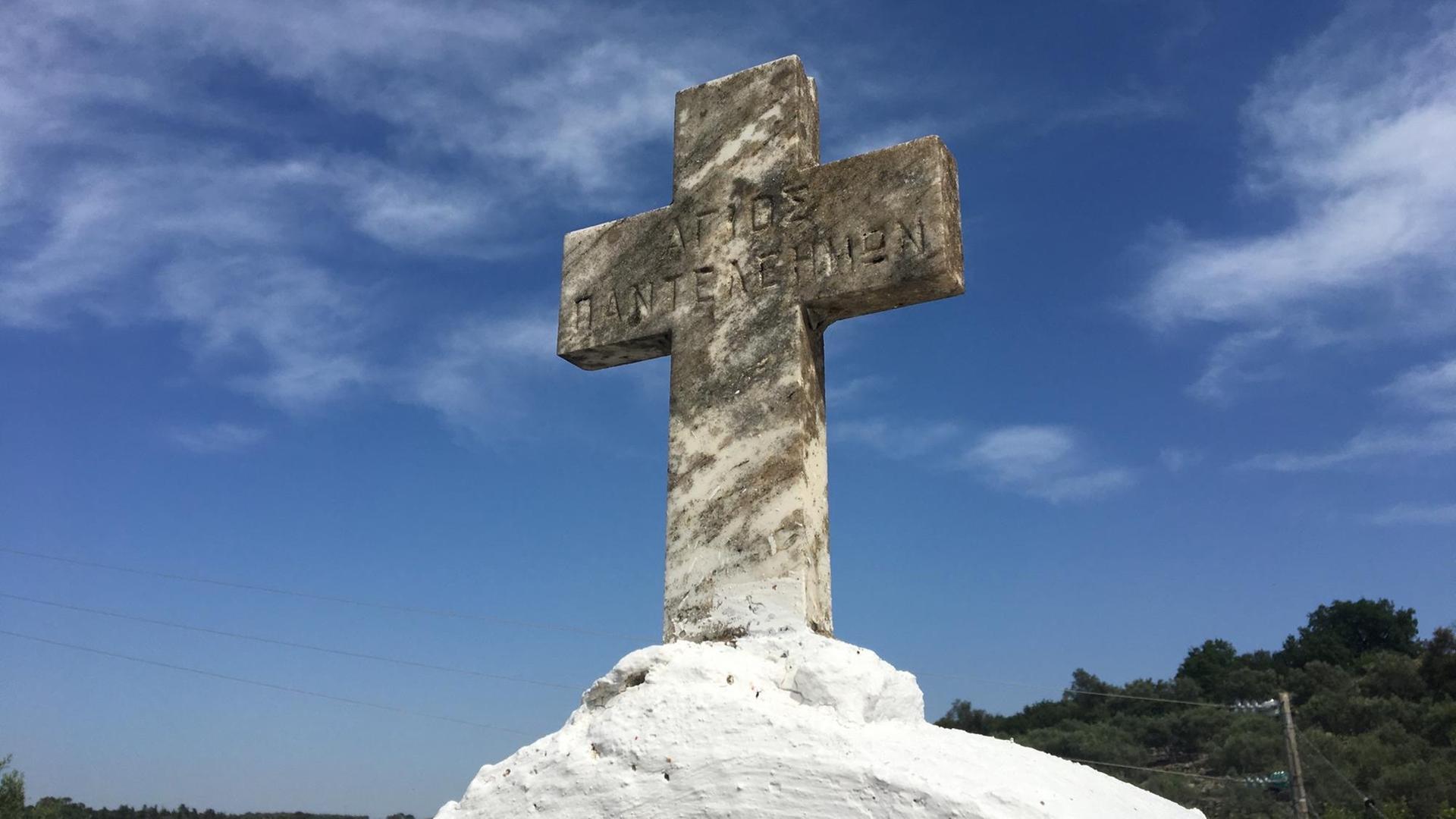 Ein Kreuz auf der griechischen Insel Kreta, die griechische Inschrift weist auf den Heiligen Pantaleon Ein Kreuz auf der griechischen Insel Kreta, die griechische Inschrift weist auf den Heiligen Pantaleon