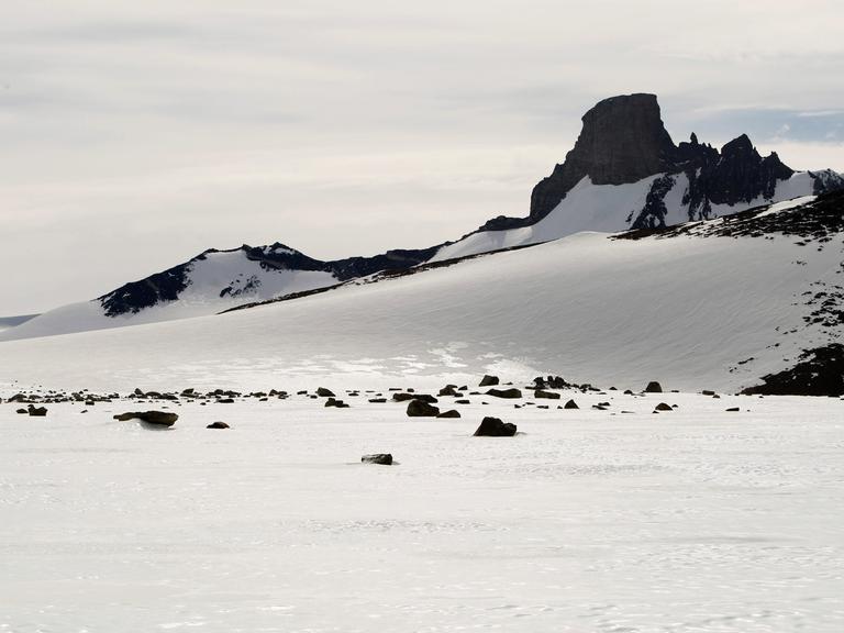 Die Mayrkette (norwegisch: Jutulsessen), ein Gebirge in der Antarktis
