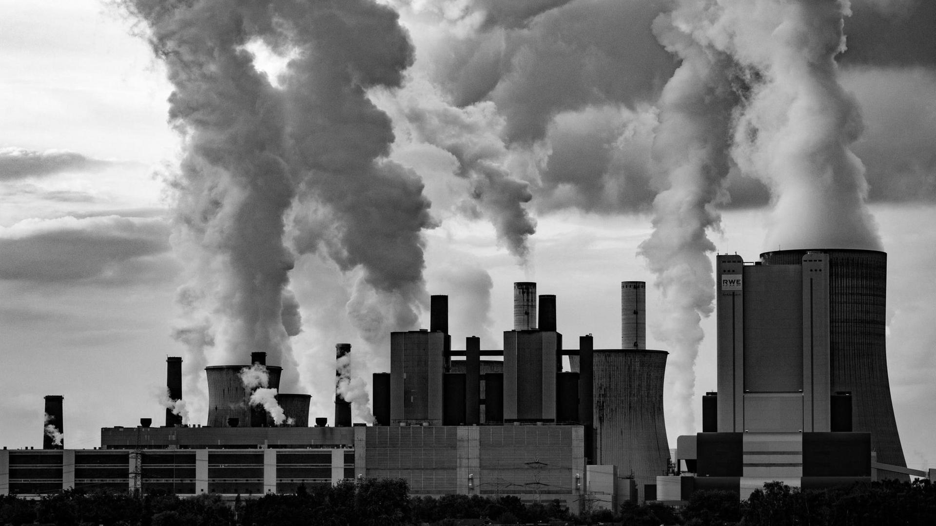 Blick auf das Braunkohlekraftwerk Niederaußem der RWE Power AG in Bergheim-Niederaußem Blick auf das Braunkohlekraftwerk Niederaußem der RWE Power AG in Bergheim-Niederaußem