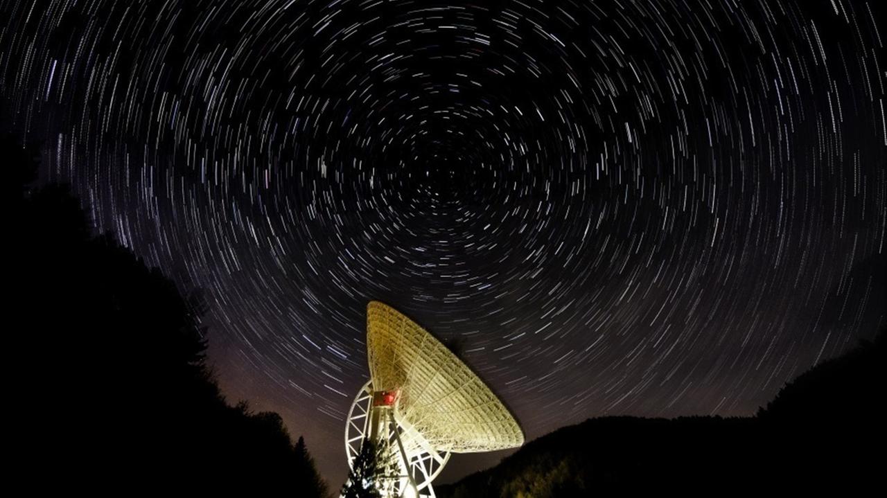 Lang belichtete Aufnahme des Sternenhimmels über dem Teleskop im himmlischen Tal in der Eifel Lang belichtete Aufnahme des Sternenhimmels über dem Teleskop im himmlischen Tal in der Eifel