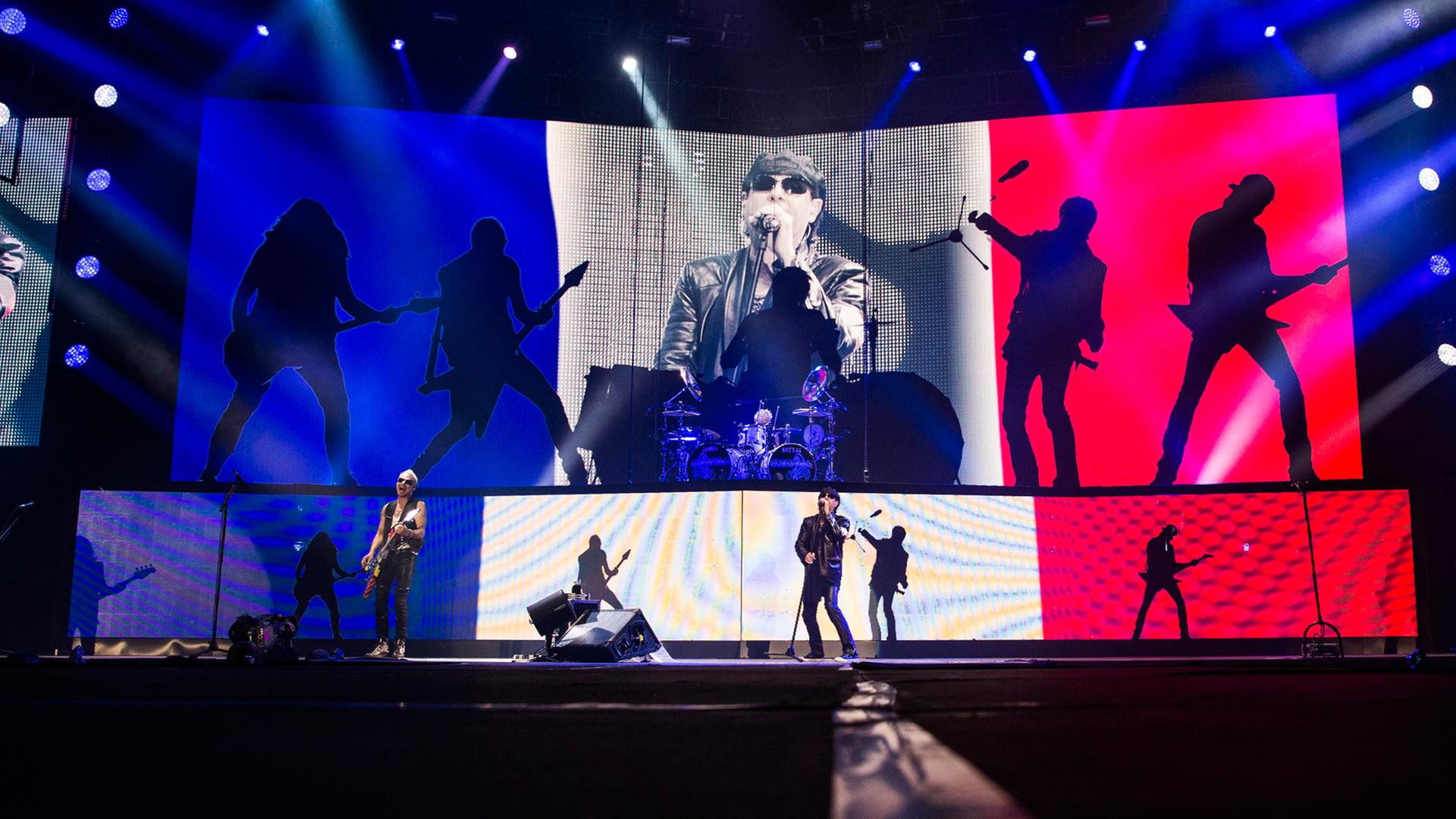 Die Scorpions spielen vor einer Projektion der französichen Nationalfarben bei ihrem Konzert in Paris. Die Scorpions spielen vor einer Projektion der französichen Nationalfarben bei ihrem Konzert in Paris.