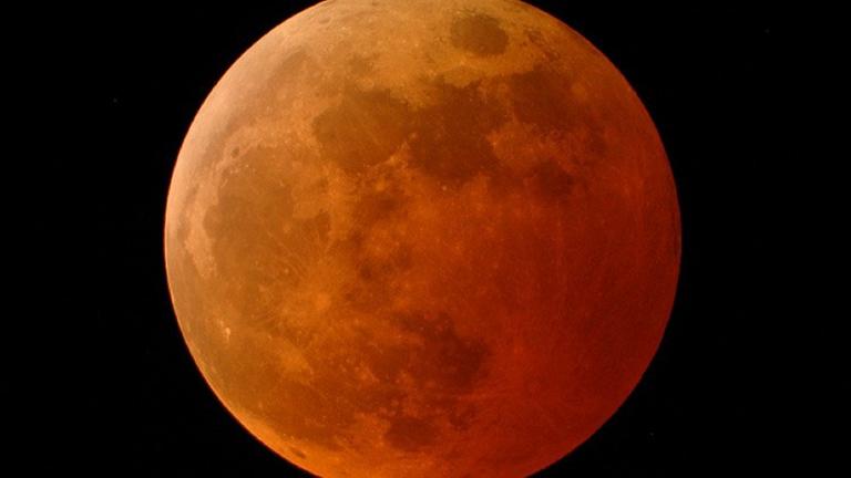 Bei einer totalen Mondfinsternis erscheint der Mond meist rötlich verfärbt 