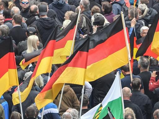 Teilnehmer der Kundgebung der rechten Gruppe Pro Chemnitz marschieren gemeinsam mit den Teilnehmern der Demonstration von AfD und Pegida durch Chemnitz.