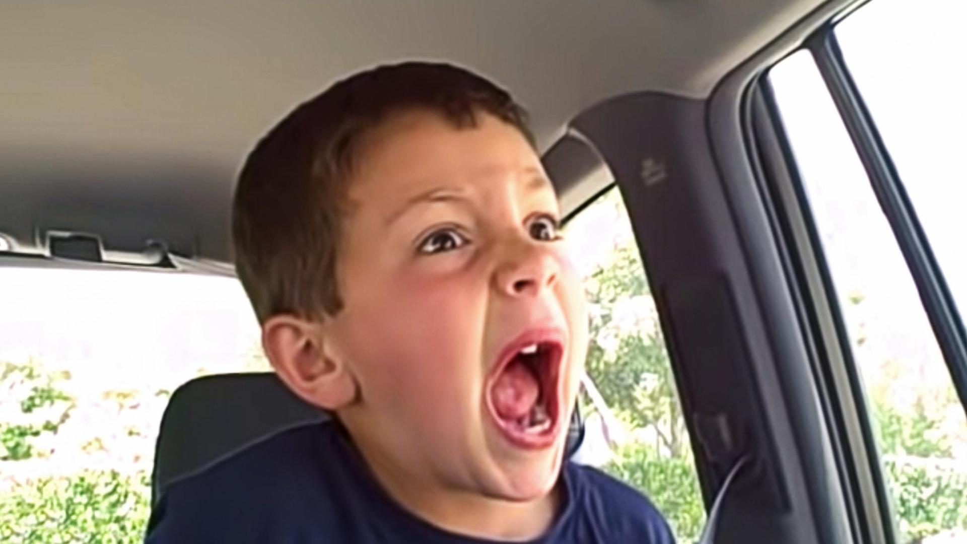 Szene aus »David after Dentist«. Das Bild zeigt einen Jungen mit einem weit aufgerissenen Mund auf der Rückbank eines Autos sitzend.