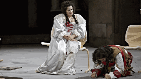 Eine Szene Bellinis "Die Puritaner" mit Diana Haller als Enrichetta und Edgardo Rocha als Lord Arturo an der Staatsoper Stuttgart