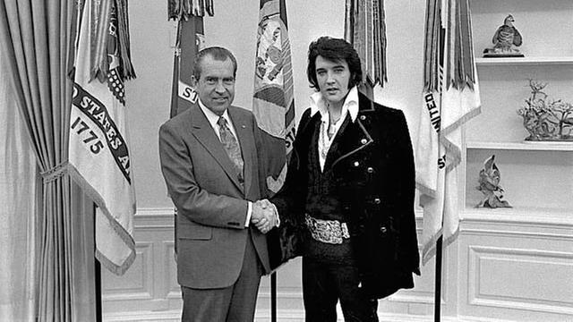 US-Präsident Richard Nixon empfängt am 21.12.1970 im Oval Office des Weißen Hauses in Washington DC die amerikanische Rocklegende Elvis Presley.