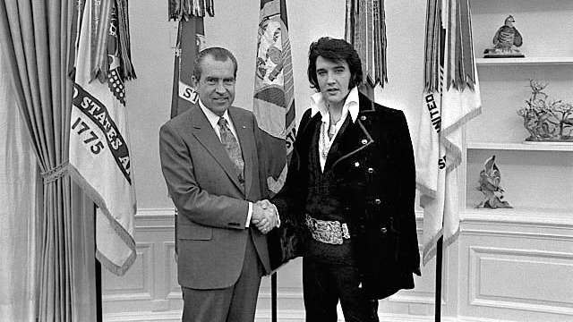 US-Präsident Richard Nixon empfängt am 21.12.1970  im Oval Office des Weißen Hauses in Washington DC die amerikanische Rocklegende Elvis Presley.
