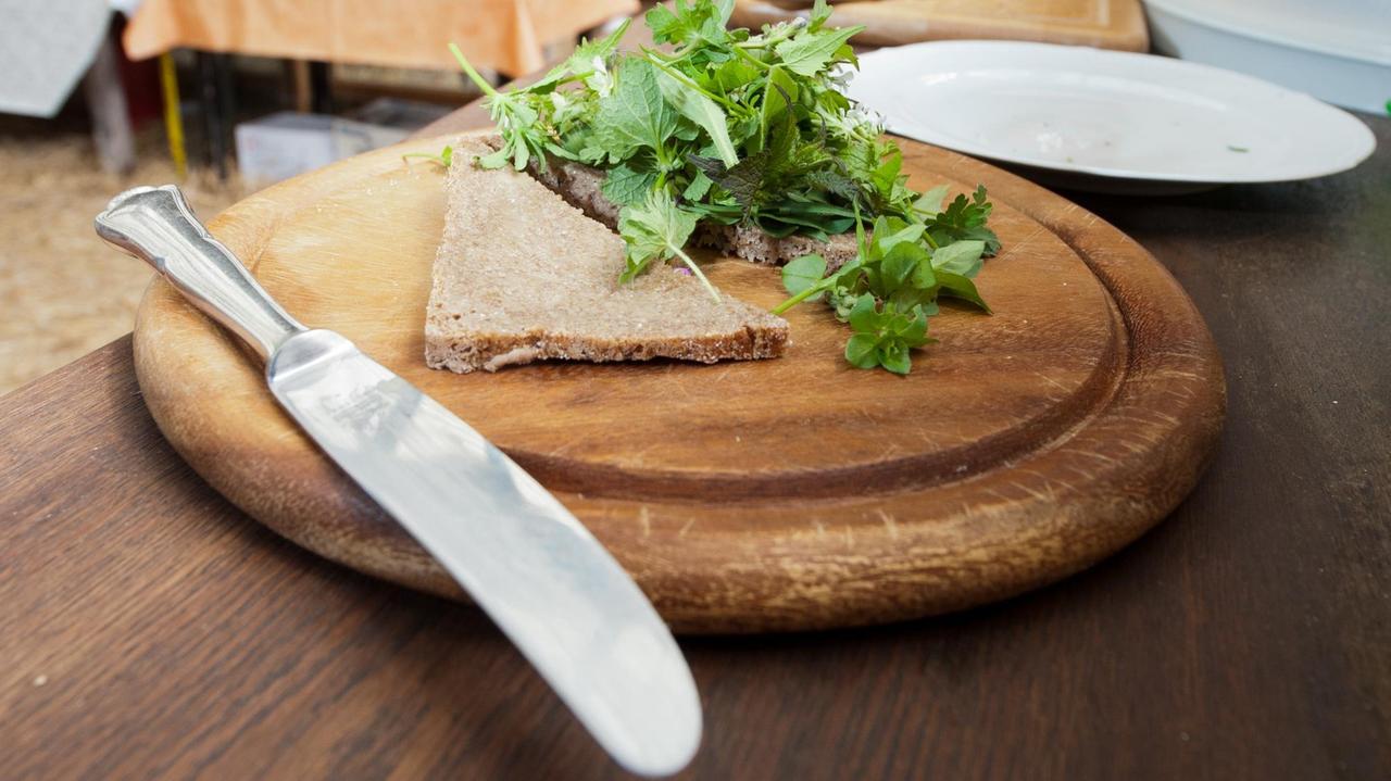 Frische Wildkräuter liegen auf einer Scheibe Brot. Immer mehr Menschen wollen weg von der faden Supermarkt-Kost und entdecken Wildkräuter für sich. Frische Wildkräuter liegen auf einer Scheibe Brot. Immer mehr Menschen wollen weg von der faden Supermarkt-Kost und entdecken Wildkräuter für sich.