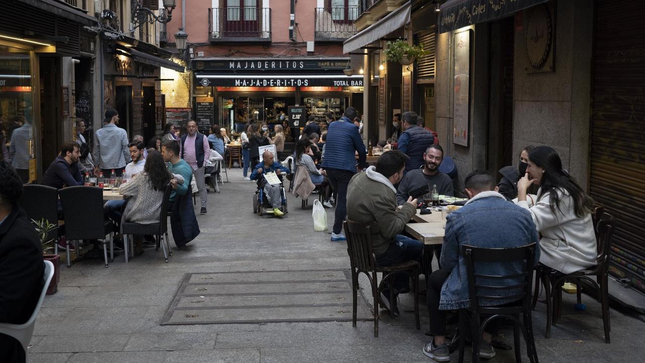 Gut besuchte Bars und Restarants in einer Straße in Madrid im März 2021  während the Corona-Pandemie