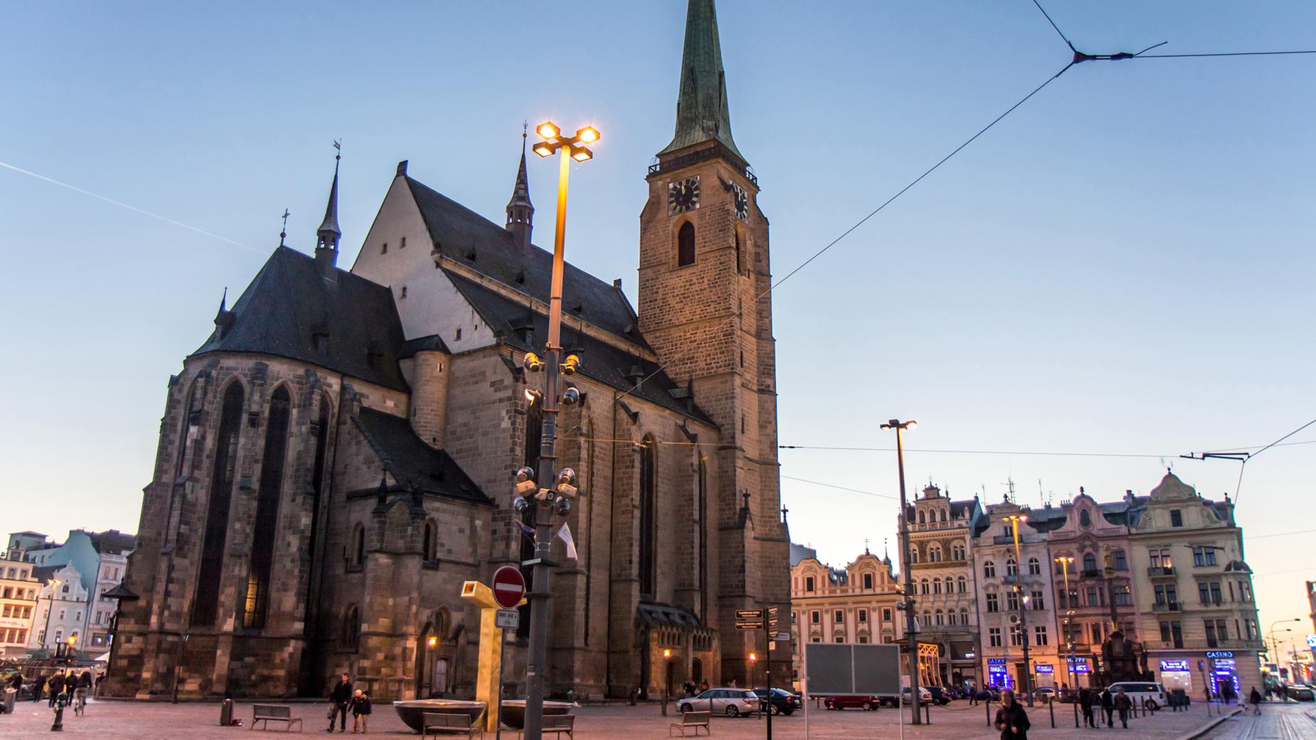 St. Bartholomäus-Kathedrale auf dem Hauptmarkt in Pilsen.