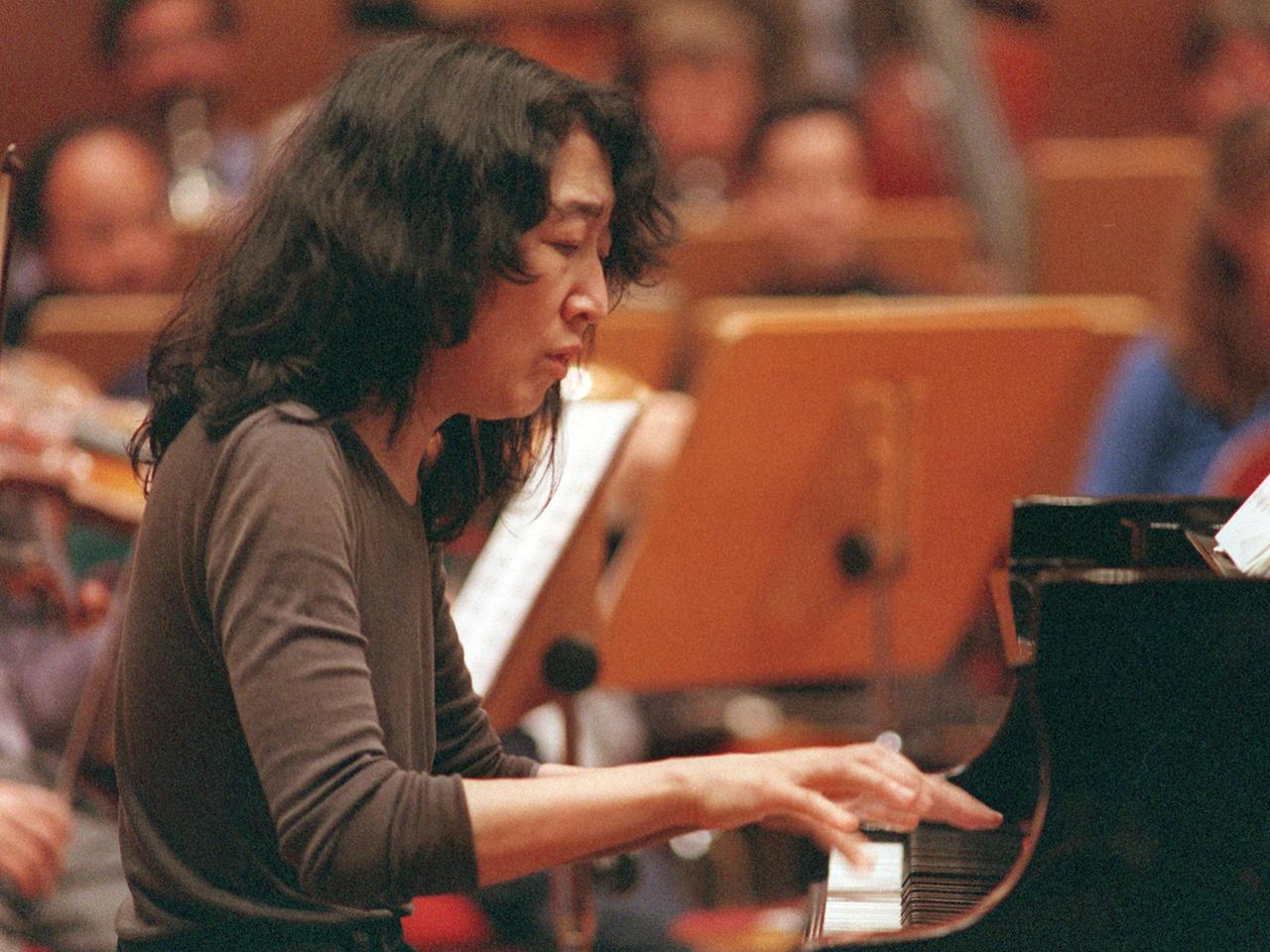 Die japanische Pianistin Mitsuko Uchida im März 2000 bei einer Probe in Köln.