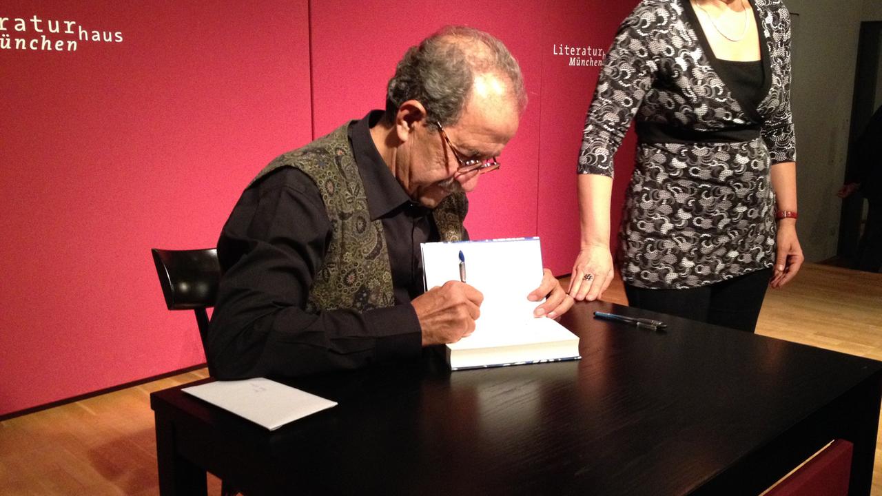 Der syrisch-deutsche Schriftsteller Rafik Schami signiert Bücher im Literaturhaus München Der syrisch-deutsche Schriftsteller Rafik Schami signiert Bücher im Literaturhaus München