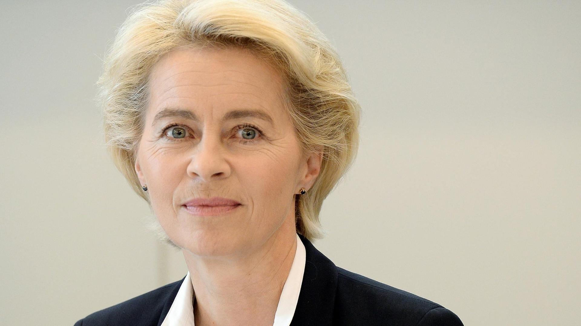 Bundesverteidigungsministerin Ursula von der Leyen am 09.07.2015 auf einer Veranstaltung im Niedersächsischen Landtag in Hannover (Foto: Susann Prautsch/dpa Bundesverteidigungsministerin Ursula von der Leyen am 09.07.2015 auf einer Veranstaltung im Niedersächsischen Landtag in Hannover (Foto: Susann Prautsch/dpa