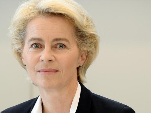 Bundesverteidigungsministerin Ursula von der Leyen am 09.07.2015 auf einer Veranstaltung im Niedersächsischen Landtag in Hannover (Foto: Susann Prautsch/dpa