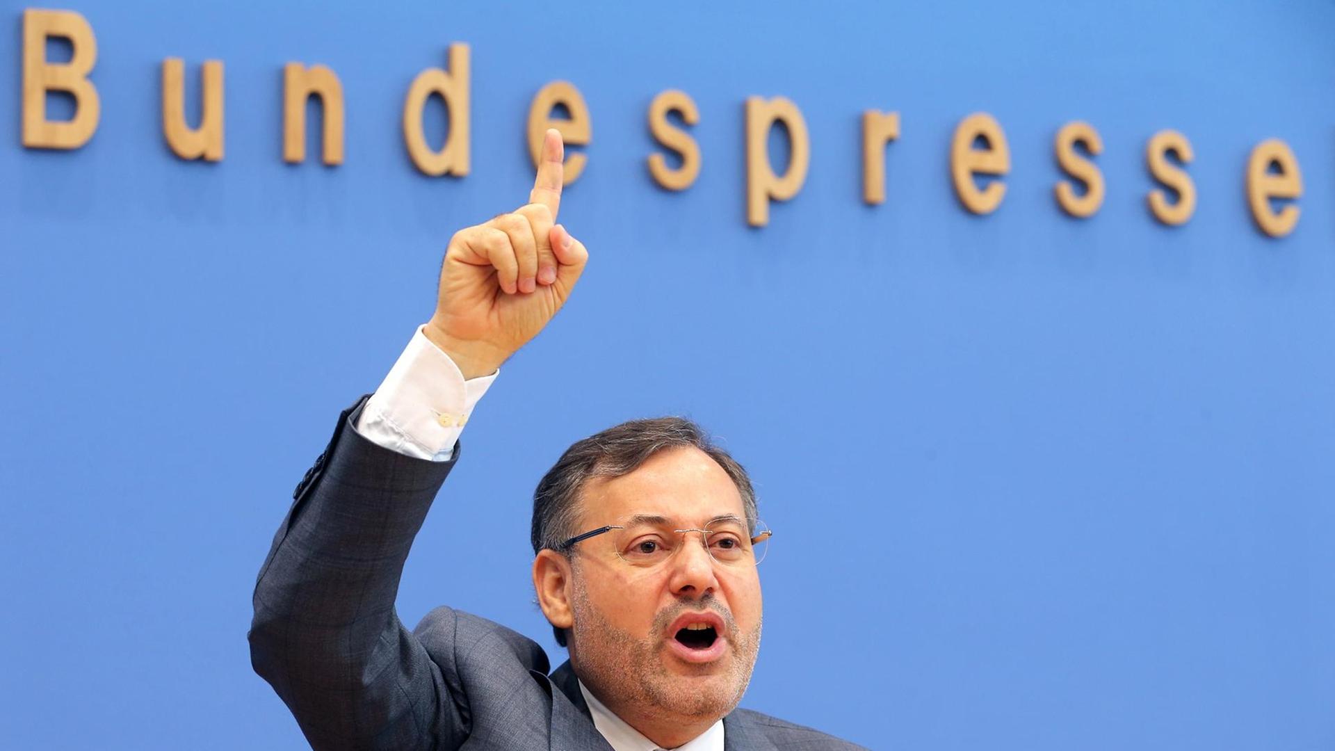 Der ägyptische Fernsehjournalist Ahmed Mansur äußert sich in Berlin zu seiner umstrittenen Festnahme. Der ägyptische Fernsehjournalist Ahmed Mansur äußert sich in Berlin zu seiner umstrittenen Festnahme.
