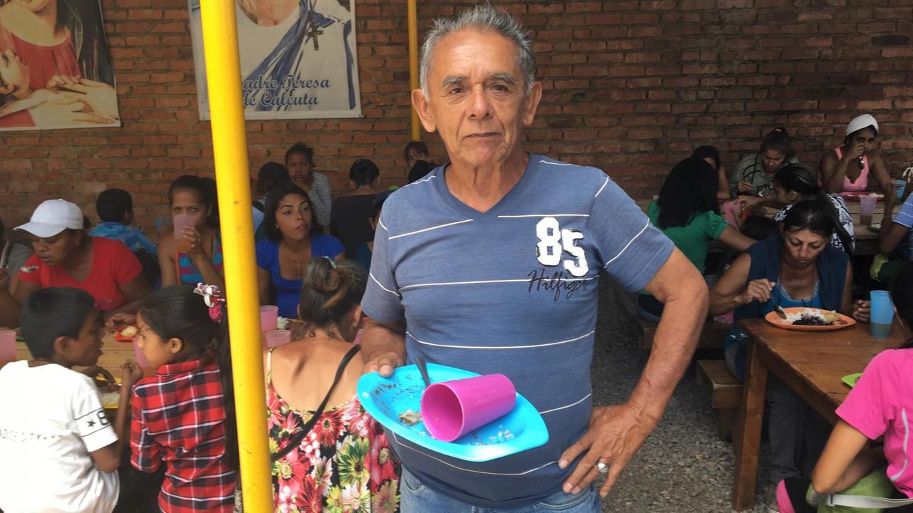 Pater José David versorgt mit Unterstützung internationaler Hilfsorganisationen Tausende Flüchtlinge an der kolumbianisch/venezolanische Grenze
