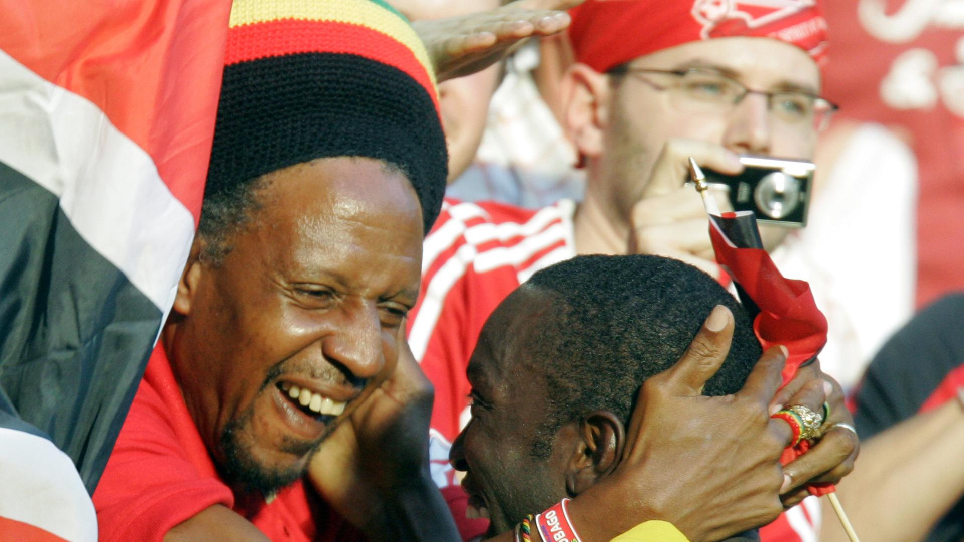 Dwight Yorke von Trinidad und Tobego feiert den Sieg in einem Fußballspiel. Dwight Yorke von Trinidad und Tobego feiert den Sieg in einem Fußballspiel.