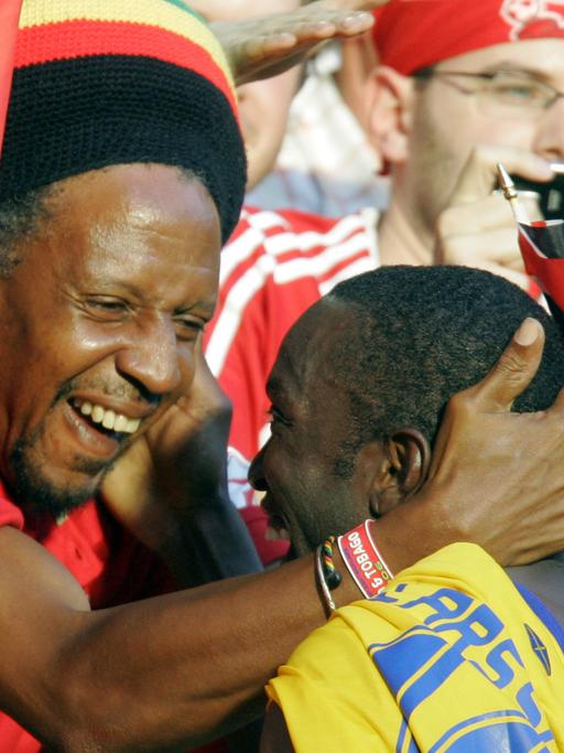 Dwight Yorke von Trinidad und Tobego feiert den Sieg in einem Fußballspiel.