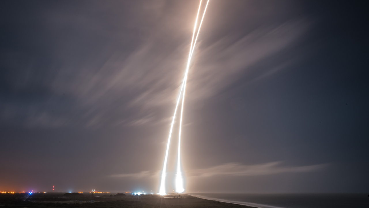 Die Langzeitfotografie zeigt Start, Rückkehr und glückliche Landung der Trägerrakete "Falcon 9" in Cape Canaveral in Florida am 21. Dezember 2015. Zwei frühere Landeversuche waren gescheitert. Die Langzeitfotografie zeigt Start, Rückkehr und glückliche Landung der Trägerrakete "Falcon 9" in Cape Canaveral in Florida am 21. Dezember 2015. Zwei frühere Landeversuche waren gescheitert.