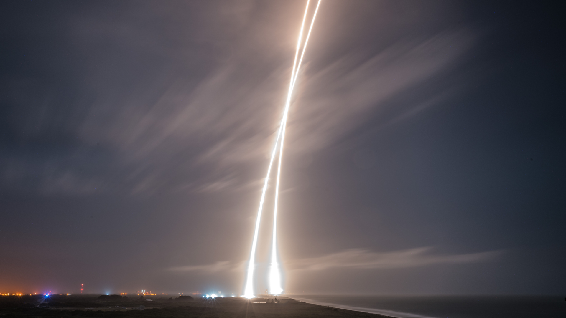 Die Langzeitfotografie zeigt Start, Rückkehr und glückliche Landung der Trägerrakete "Falcon 9" in Cape Canaveral in Florida am 21. Dezember 2015. Zwei frühere Landeversuche waren gescheitert.