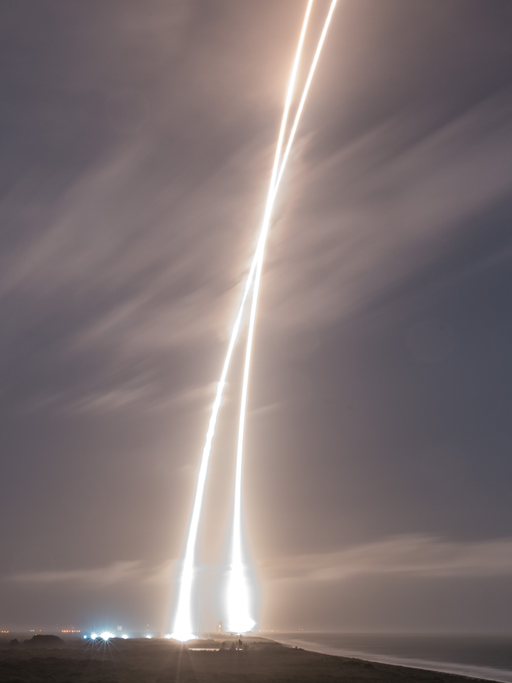 Die Langzeitfotografie zeigt Start, Rückkehr und glückliche Landung der Trägerrakete "Falcon 9" in Cape Canaveral in Florida am 21. Dezember 2015. Zwei frühere Landeversuche waren gescheitert.